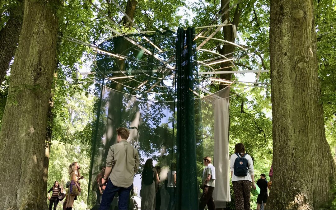 Galakser, tornadoer og et tempel af stof og lys: Ramsing Teknik rykker ind i kunstens værksteder